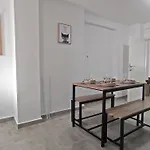 Cozy Ground Floor - Up To 5 *